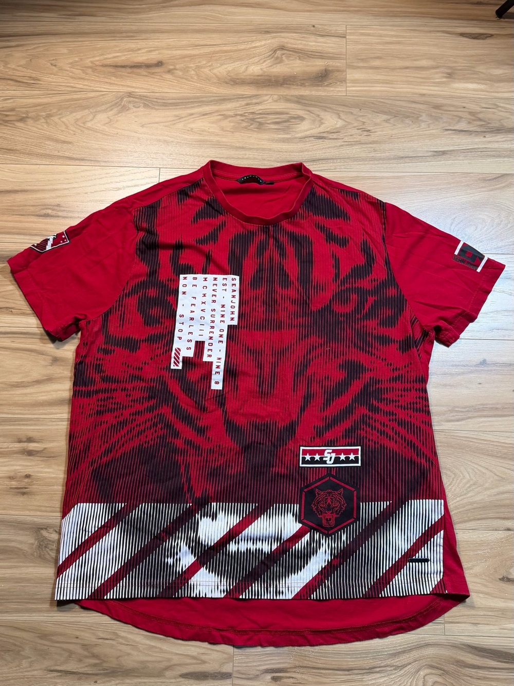 Sean John red & black graphic tee with tiger